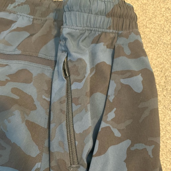 Lululemon T.H.E. Short 9” with Nulux Liner - great condition! - Picture 5 of 8